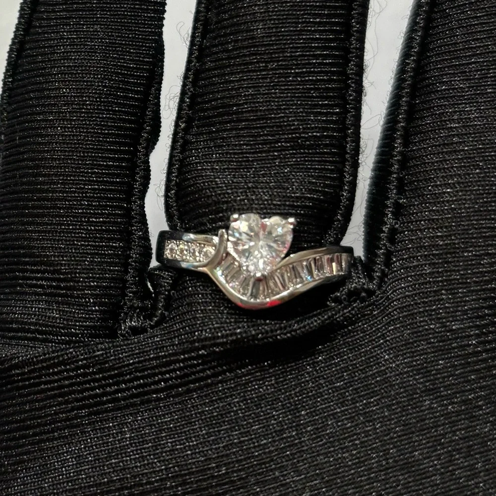 💥2/$24 or 3/$30💥 Crystal heart ring with inlaid baguettes . Sz 7. NWT
